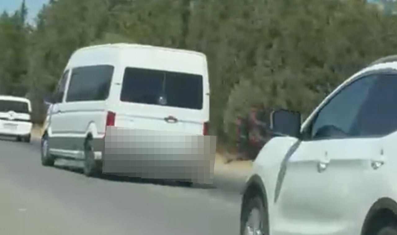 MERSİN'DE TRAFİĞİ TEHLİKEYE DÜŞÜRECEK ŞEKİLDE ŞERİT DEĞİŞTİREREK SEYREDEN MİNİBÜS SÜRÜCÜSÜ SANAL...