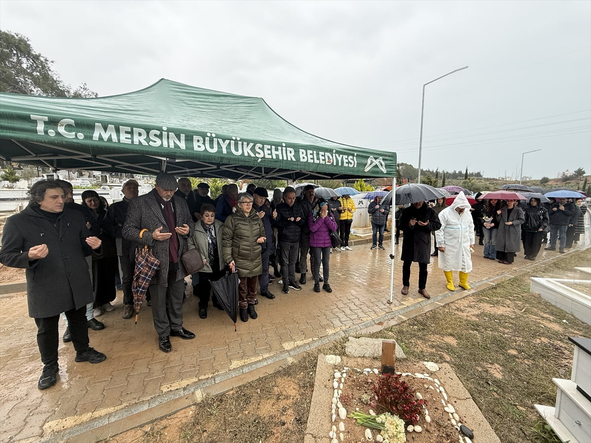 Mersin'de trafik kazasında 18 yaşında hayatını kaybeden keman sanatçısı Laçin Akyol, mezarı...