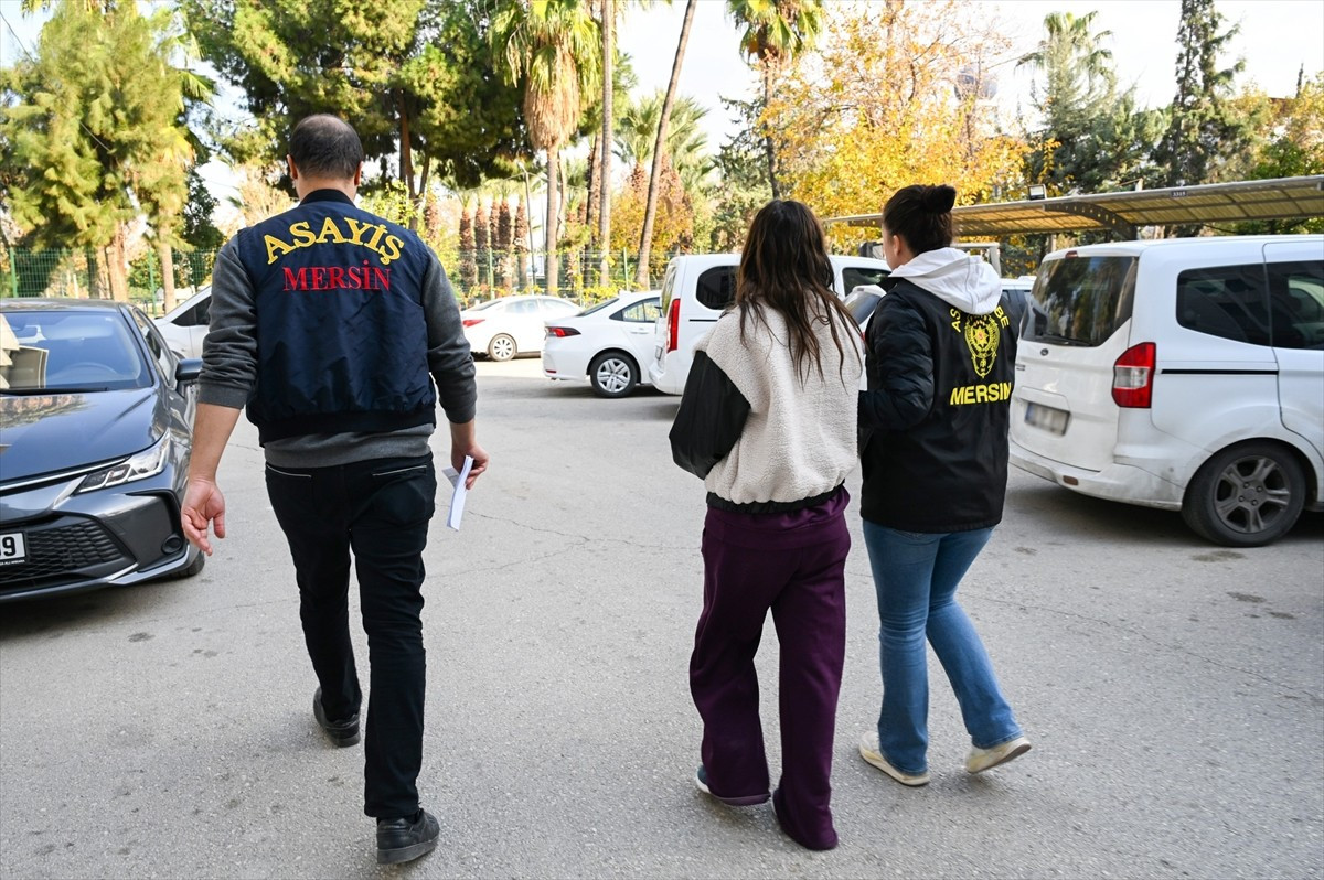 Mersin'de üç evden altın ve para çaldıkları iddiasıyla gözaltına alınan 3 şüpheliden 2'si...