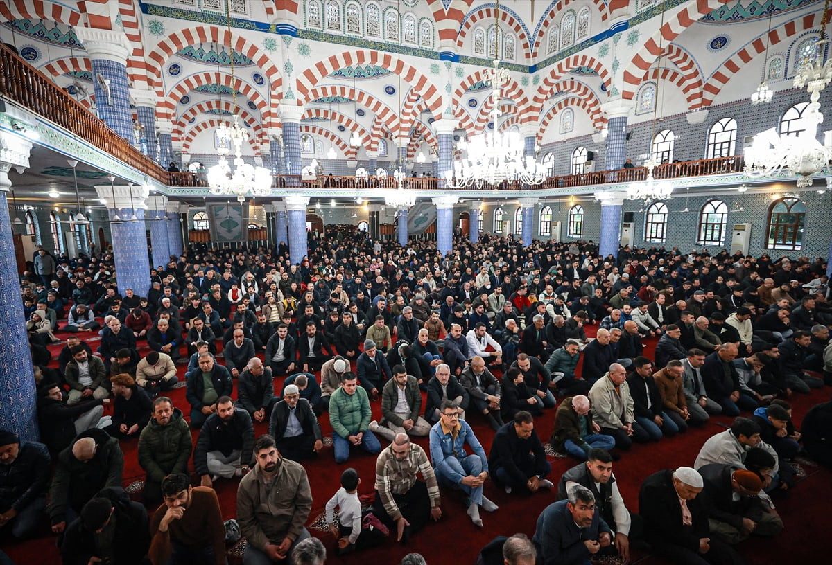 Mersin'de vatandaşlar, Ramazan Bayramı namazı için kentin en büyük camilerinden Yenişehir...