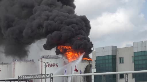 Mersin'de yağ fabrikasındaki yangın böyle görüntülendi