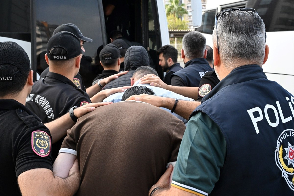 Mersin'de yasa dışı bahis operasyonunda gözaltına alınan 46 şüpheliden 17'si tutuklandı.