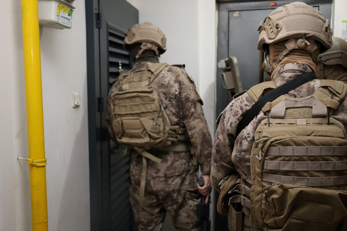 Mersin'de yürütülen rüşvet, kaçakçılık ve resmi belgede sahtecilik soruşturması kapsamında...