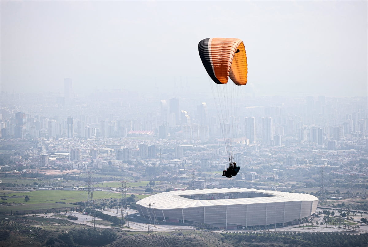 Mersin'deki Gelincik Tepesi'nde özel gereksinimli çocuklara yönelik yamaç paraşütü etkinliği...