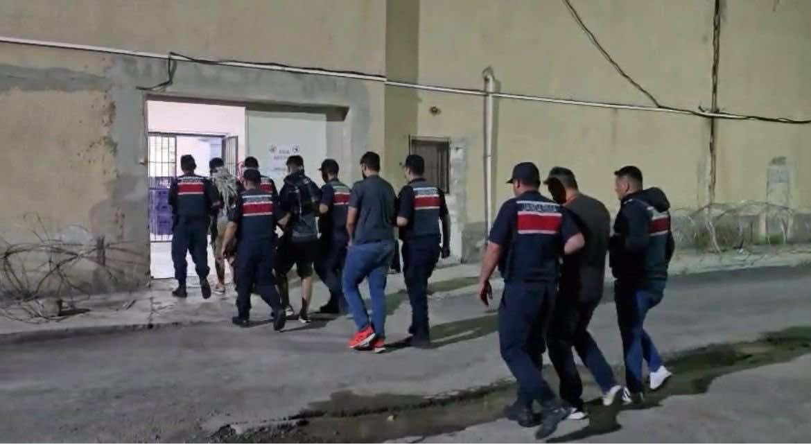 MERSİN'DEN GELİP SİVAS'TA OTODAN HIRSIZLIK YAPAN 1'İ KADIN 5 ŞÜPHELİ, TUTUKLANARAK CEZAEVİNE...