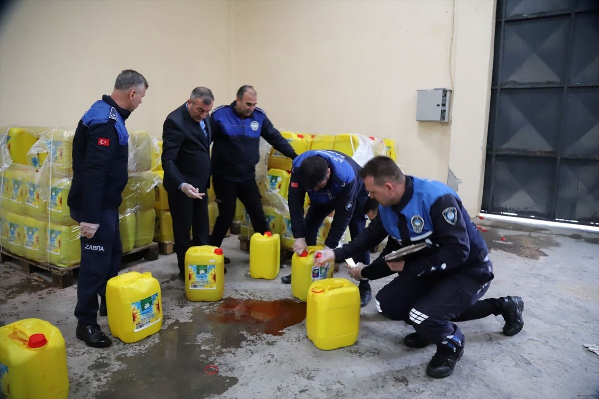 Mersin'in Akdeniz ilçesinde, bir depoda içine su karıştırılmış 3 bin 650 bidon ayçiçeği yağı ele...