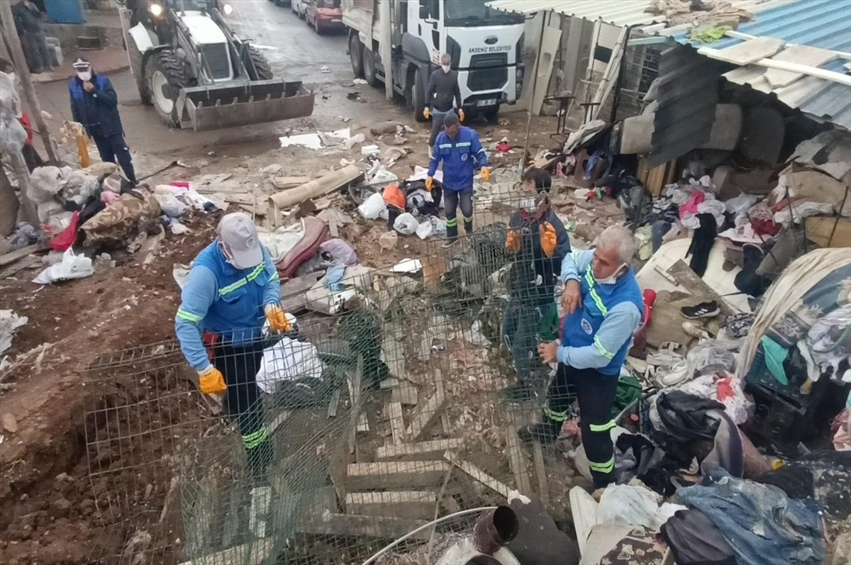 Mersin'in Akdeniz ilçesinde kötü koku yayılan bir evden 10 kamyon çöp çıkarıldı.