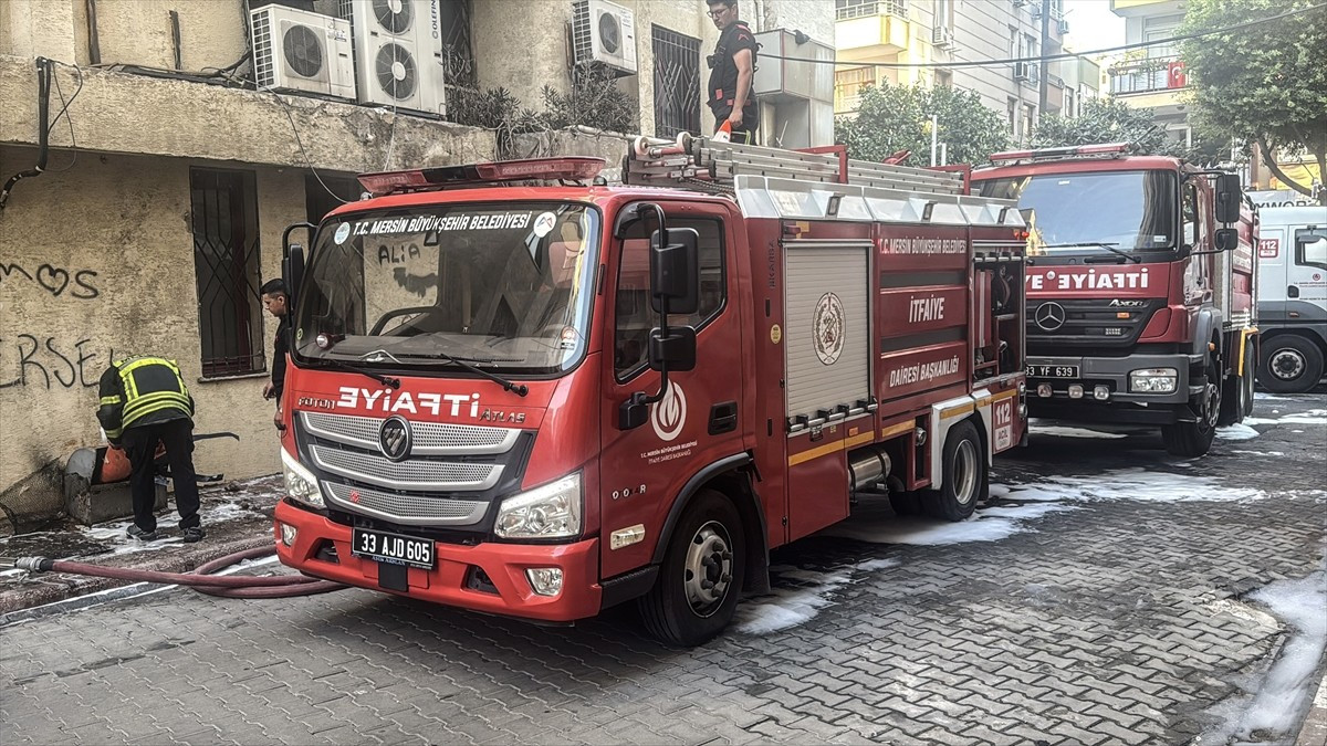 Mersin'in Akdeniz ilçesinde organizasyon işletmesinde çıkan yangın itfaiye ekiplerince...