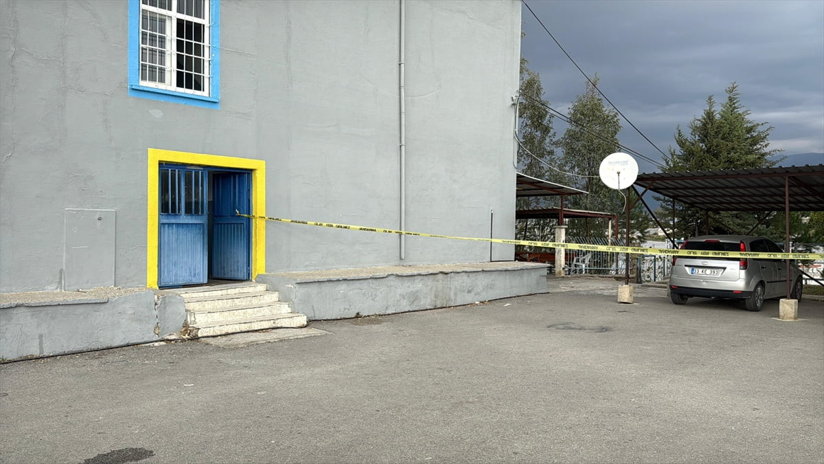 Mersin'in Anamur ilçesinde, ortaokul öğrencisinin okul bahçesinde tüfekle ateş ettiği müdür ağır...