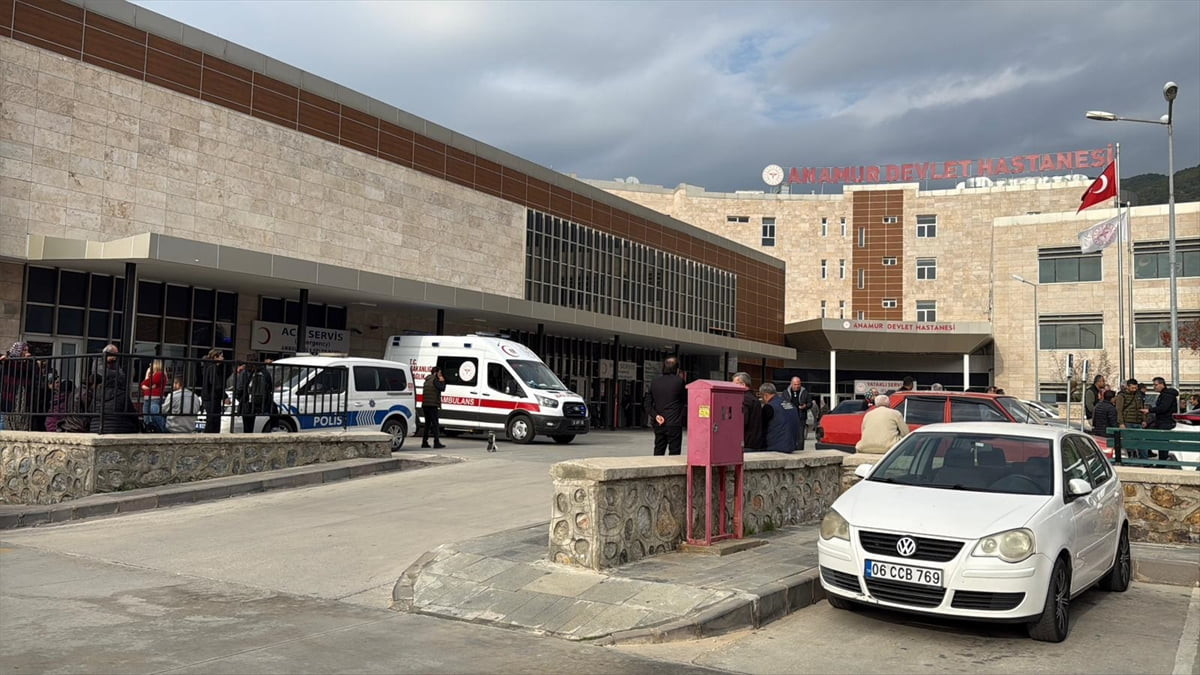 Mersin'in Anamur ilçesinde, ortaokul öğrencisinin okul bahçesinde tüfekle ateş ettiği müdür ağır...