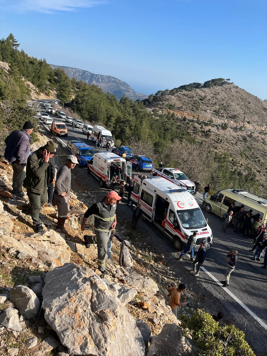 Mersin'in Anamur ilçesinde tarım işçilerini taşıyan minibüsün şarampole yuvarlanması sonucu 2 kişi...