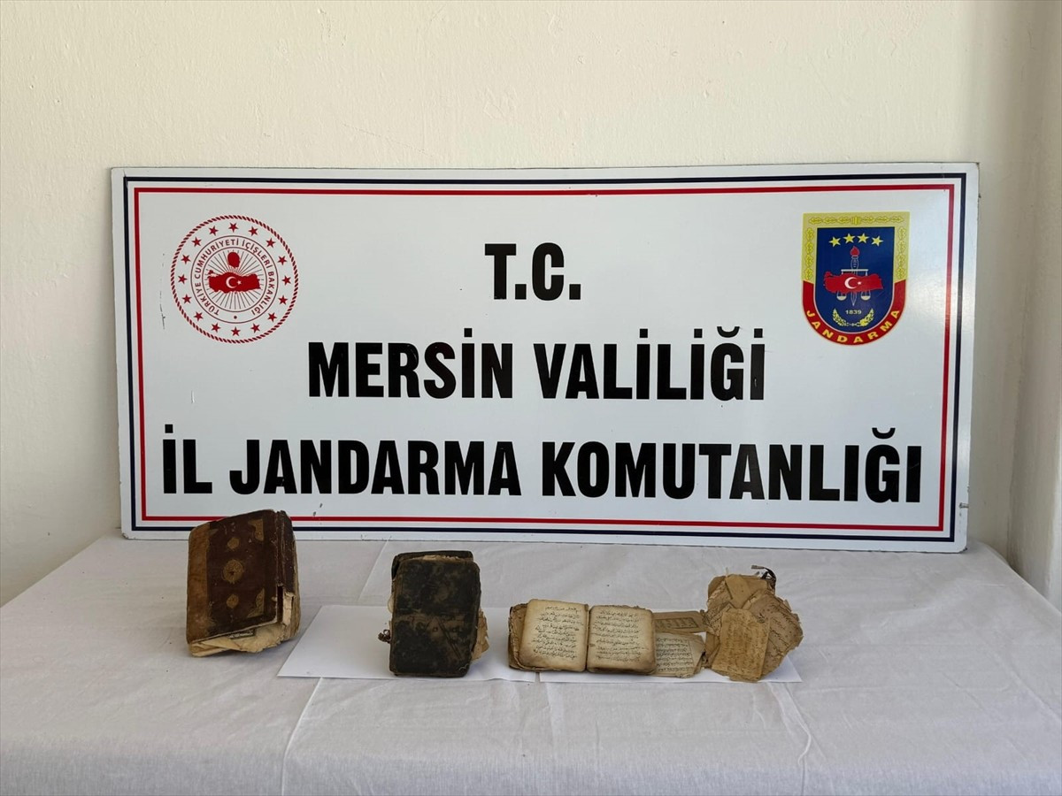 Mersin'in Bozyazı ilçesinde evinde 4 el yazması Kur'an-ı Kerim bulunan şüpheli gözaltına alındı....
