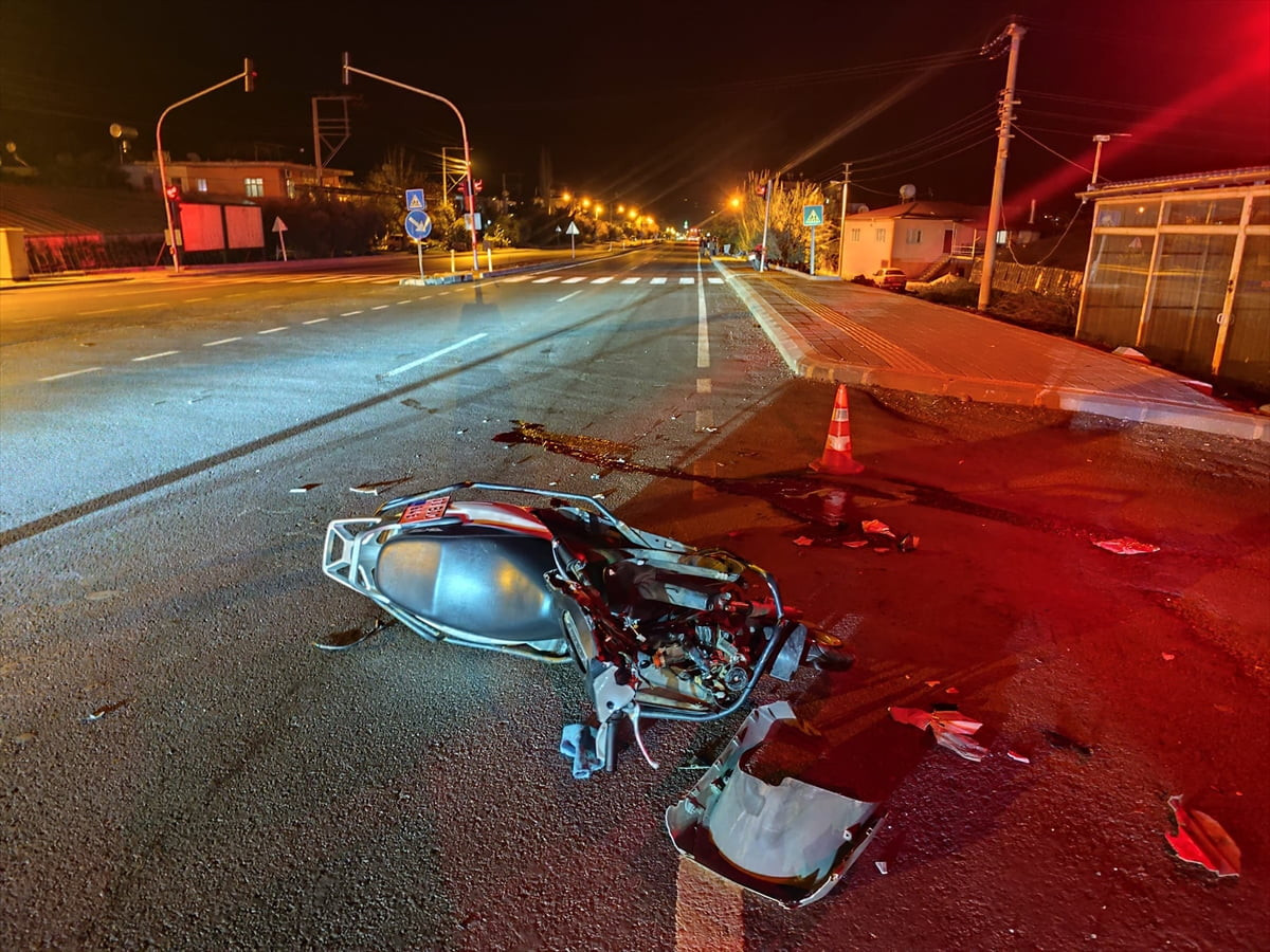 Mersin'in Bozyazı ilçesinde kamyonla çarpışan motosikletin sürücüsü hayatını kaybetti.