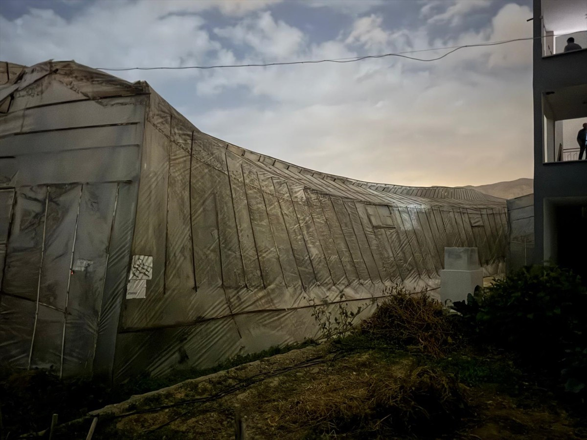 Mersin'in Bozyazı ilçesinde meydana gelen hortum nedeniyle muz ve sebze yetiştirilen bazı seralar...