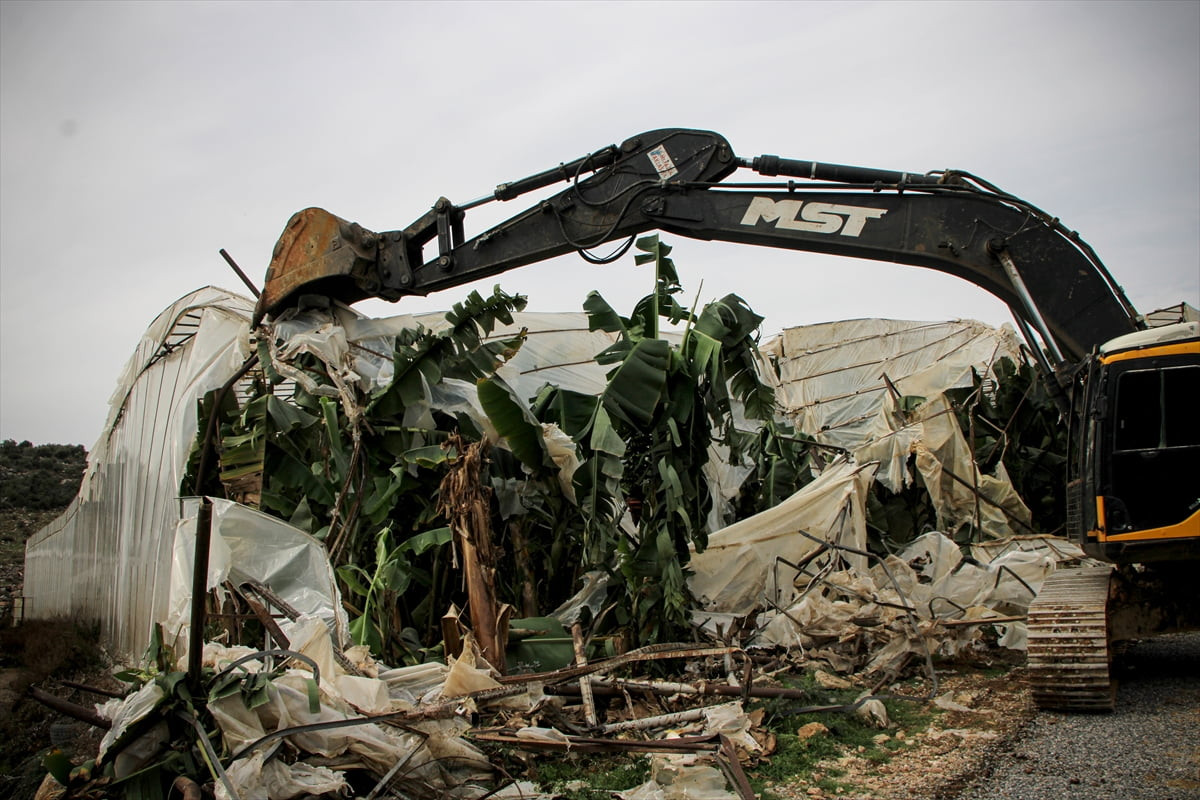 Mersin'in Bozyazı ilçesinde orman sınırları içinde inşa edilen kaçak yapıların yıkımına...