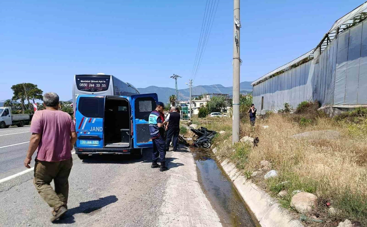 MERSİN'İN BOZYAZI İLÇESİNDE YOLCU OTOBÜSÜ İLE MOTOSİKLETİN ÇARPIŞMASI SONUCU EMEKLİ İMAM HAYATINI...
