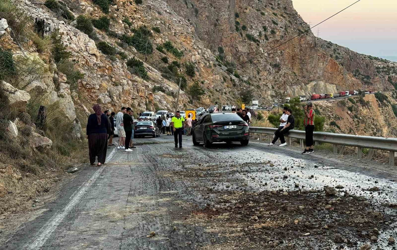 MERSİN'İN BOZYAZI İLE AYDINCIK İLÇELERİNİ BİRBİRİNE BAĞLAYAN KARA YOLUNDA YOLA DÖKÜLEN MAZOT...