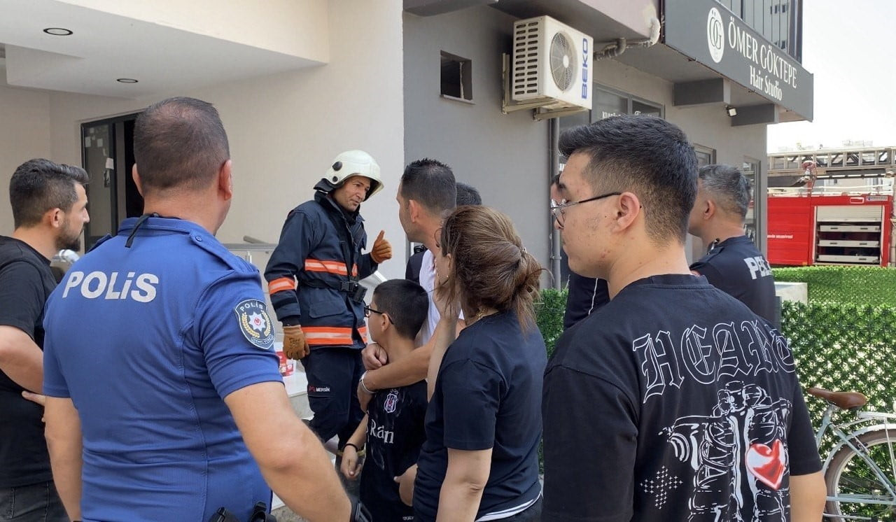MERSİN'İN ERDEMLİ İLÇESİNDE 10 KATLI BİR APARTMANDA ÇIKAN YANGIN PANİĞE NEDEN OLDU. DUMANDAN...