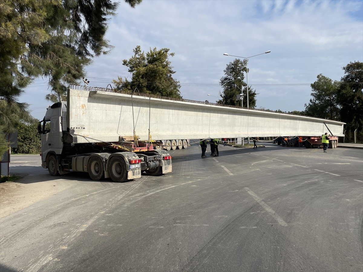 Mersin'in Erdemli ilçesinde beton blok taşıyan tırın arka tekerinin kopması sonucu yol trafiğe...