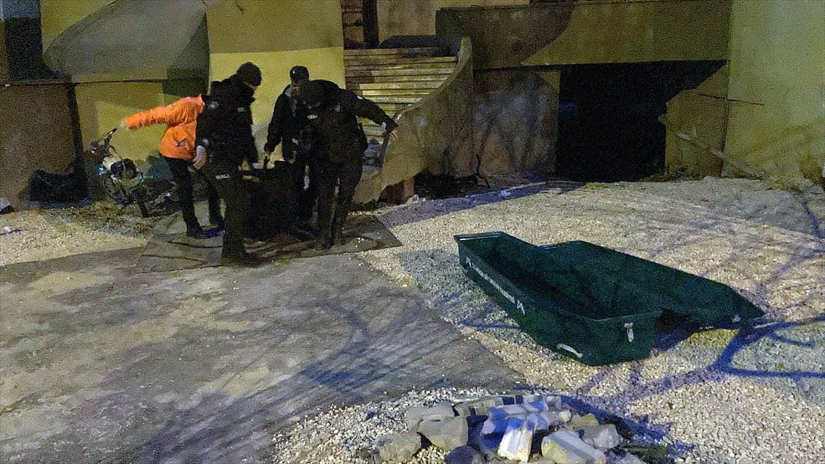 Mersin'in Erdemli ilçesinde bir genç evin banyosunda ölü bulundu, 3 şüpheli gözaltına alındı. Baki...