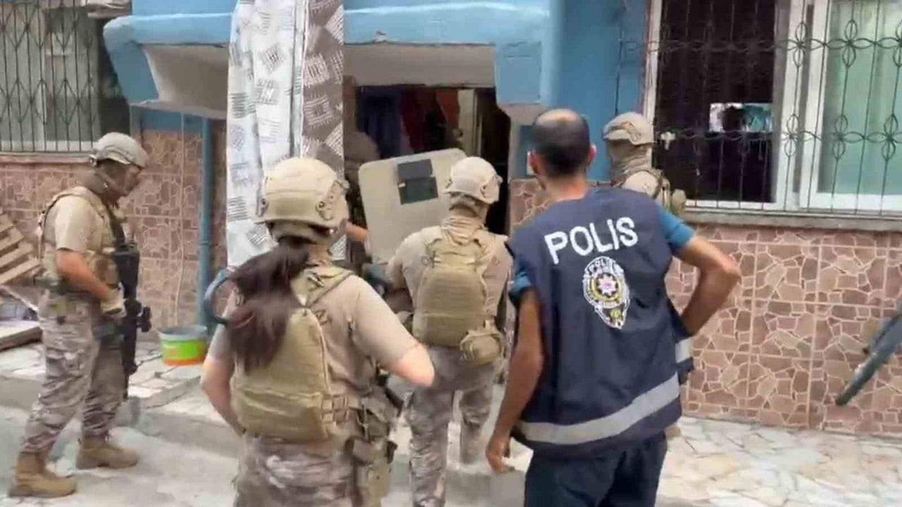 MERSİN'İN ERDEMLİ İLÇESİNDE BİR ŞAHISTAN ALTIN ZİNCİR VE 3 BİN 500 TL GASP EDEN 5 ŞÜPHELİ POLİSİN...
