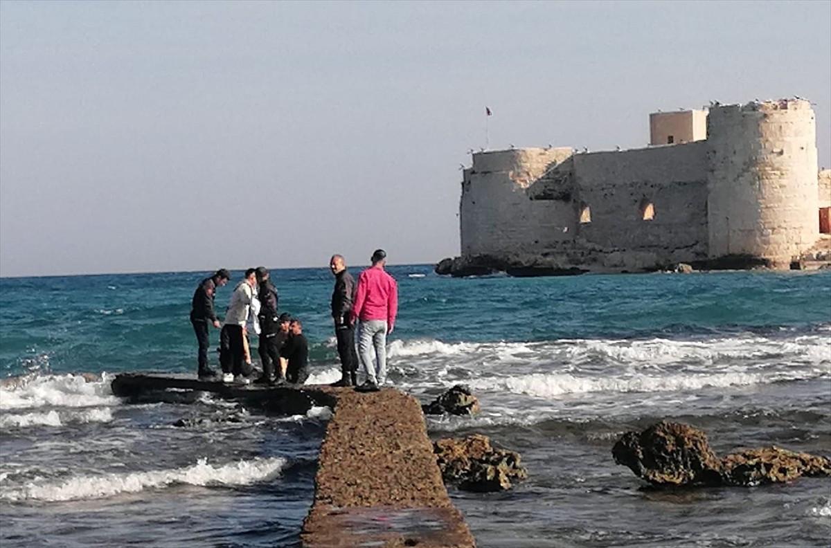 Mersin'in Erdemli ilçesinde denize giren genç boğuldu.