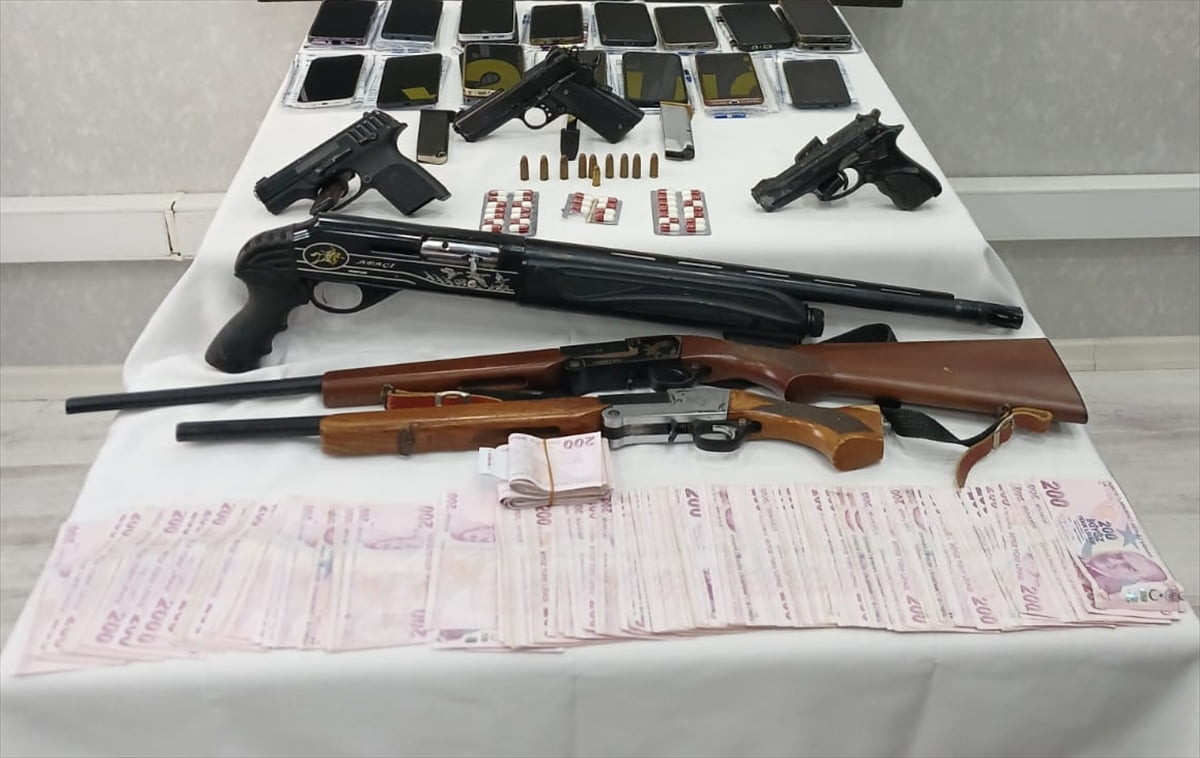 Mersin'in Erdemli ilçesinde düzenlenen fuhuş operasyonunda gözaltına alınan 13 şüpheli tutuklandı....