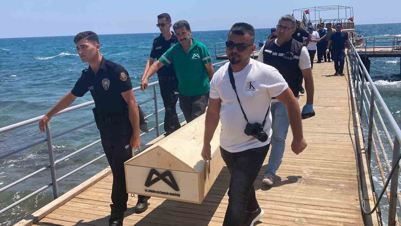 MERSİN'İN ERDEMLİ İLÇESİNDE KIZKALESİ AÇIKLARINDA CESET BULUNDU.