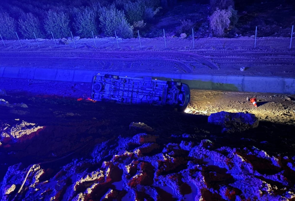 Mersin'in Erdemli ilçesinde minibüsün uçuruma yuvarlanması sonucu 1'i ağır 13 kişi...