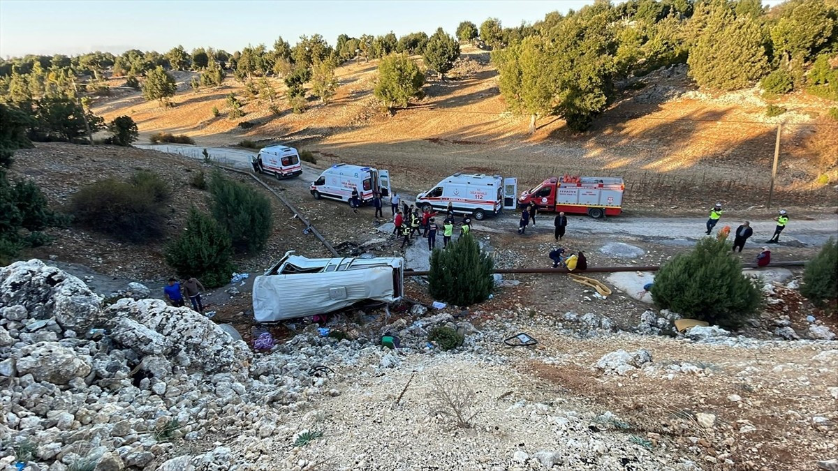 Mersin'in Erdemli ilçesinde tarım işçilerini taşıyan minibüsün şarampole devrilmesi sonucu 5 kişi...