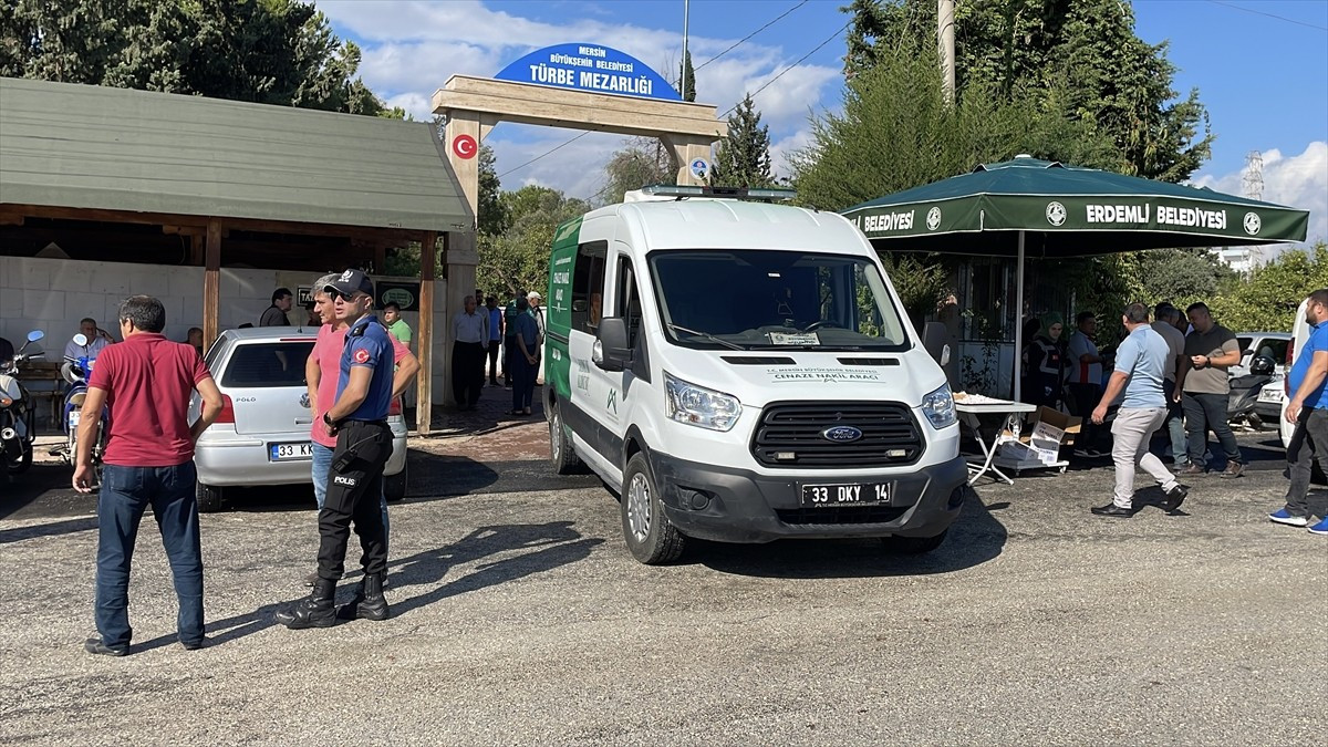 Mersin'in Erdemli ilçesinde tarım işçilerini taşıyan minibüsün şarampole yuvarlanması sonucu...