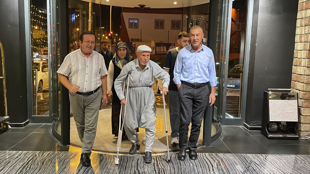 Mersin'in Erdemli ilçesinde yaşayan Adil Canıtez, 100. yaş gününü 9 çocuğu, 15 torunu ve...