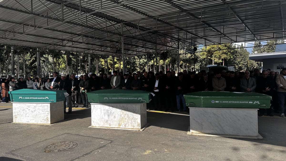 Mersin'in merkez Akdeniz ilçesinde cipin çarpması sonucu hayatını kaybeden 2'si çocuk 3 kişinin...