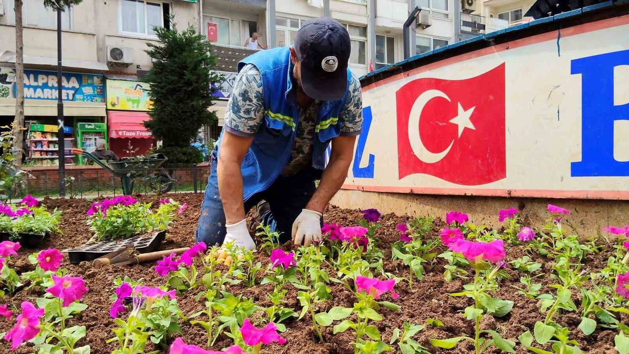 MERSİN'İN MERKEZ İLÇE AKDENİZ BELEDİYESİ, BAHARIN GELİŞİYLE BİRLİKTE İLÇE GENELİNDEKİ PARK, YEŞİL...