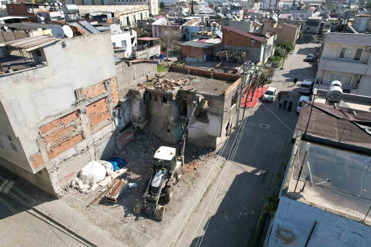 MERSİN'İN MERKEZ İLÇE AKDENİZ BELEDİYESİ, VATANDAŞLARIN CAN VE MAL GÜVENLİĞİNİ TEHDİT EDEN VE...