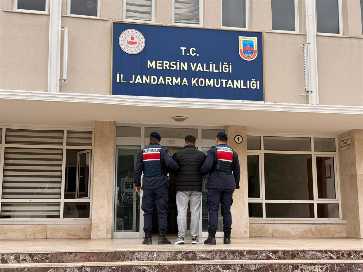 Mersin'in merkez Toroslar ilçesinde aldığı akaryakıtın ücretini ödemeyen sürücü ile otomobil...