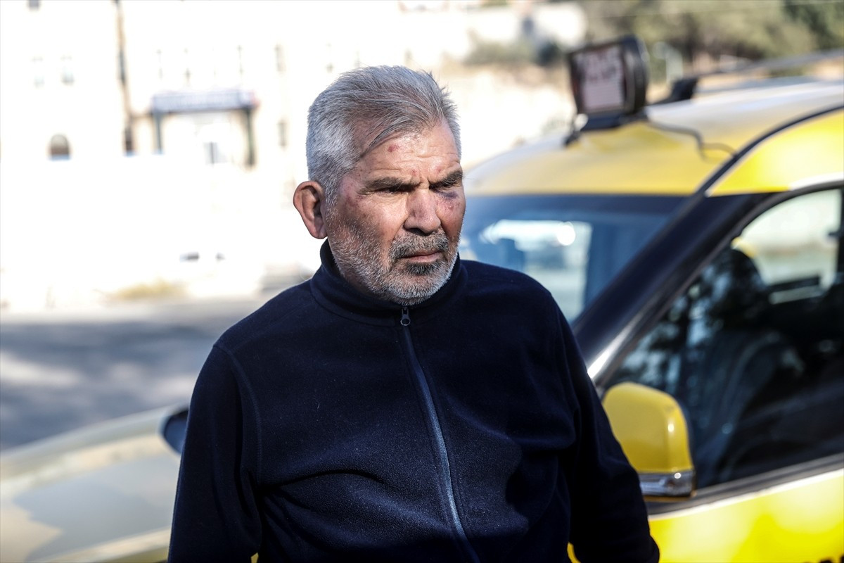 Mersin'in merkez Toroslar ilçesinde taksiciyi darbedip bıçakladıkları gerekçesiyle 3 şüpheli...