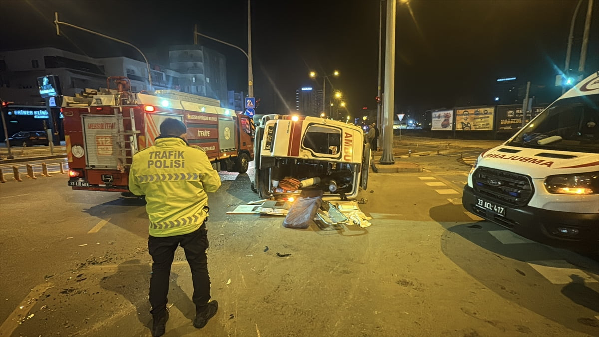 Mersin'in merkez Yenişehir ilçesinde hasta taşıyan ambulansla cipin karıştığı kazada 3'ü sağlık...