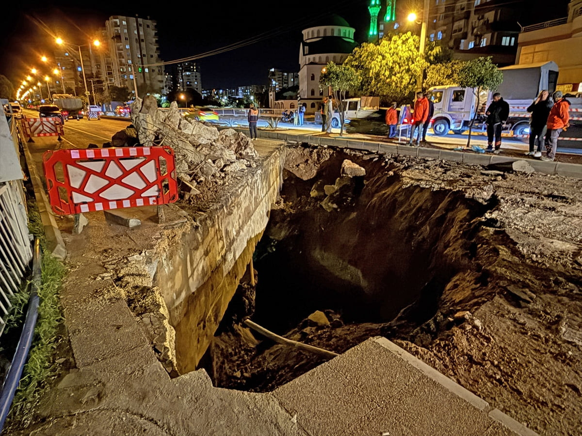 Mersin'in Mezitli ilçesinde, altından derenin aktığı köprünün bir kısmında çökme meydana geldi....
