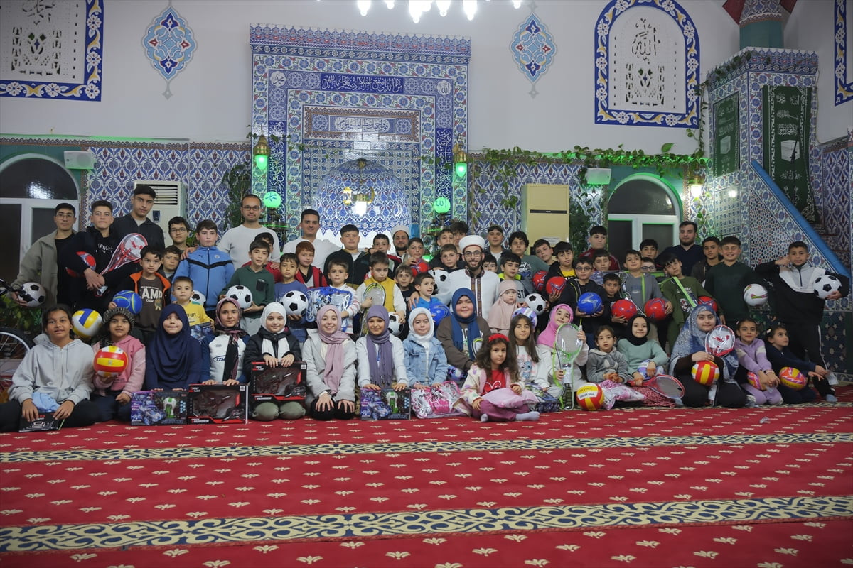 Mersin'in Mezitli ilçesinde ramazan ayı boyunca yürütülen "Camide çocuk sesi, ramazan neşesi"...