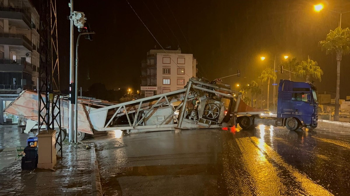 Mersin'in Mut ilçesinde ağırlığı nedeniyle dorsesi rampada askıda kalan tır, ulaşımda aksamaya...