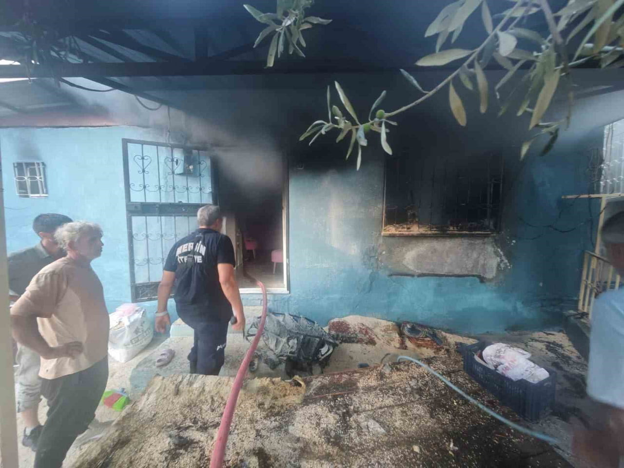MERSİN'İN MUT İLÇESİNDE BİR EVDE ÇIKAN YANGIN MAHALLE SAKİNLERİNE KORKU DOLU ANLAR...