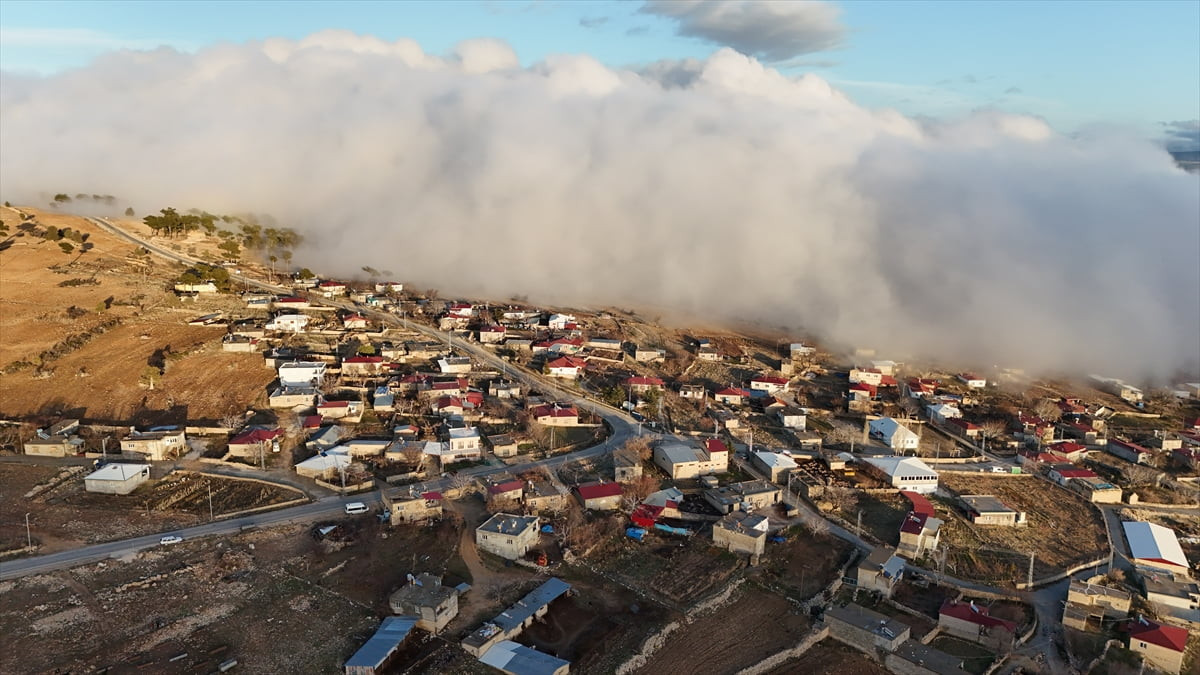 Mersin'in Mut ilçesinde etkili olan yoğun sis, Toros Dağları'nın eteklerinde güzel manzara...