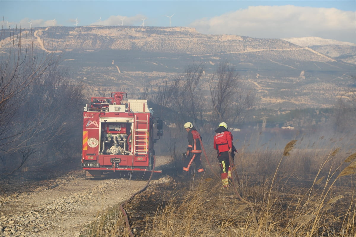 Mersin'in Mut ilçesinde tarla ve çalılık alanda çıkan yangın söndürüldü.