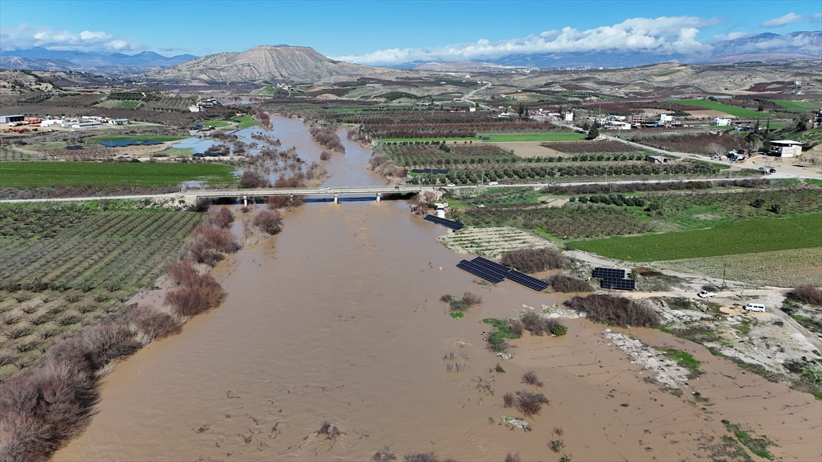 Mersin'in Mut ilçesinden geçerek Akdeniz'e dökülen Göksu Irmağı'nın debisinin artması dolayısıyla...