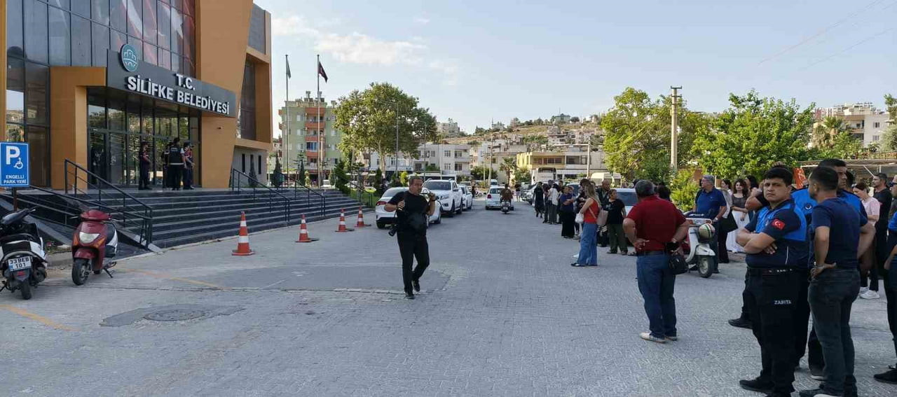 MERSİN'İN SİLİFKE İLÇE BELEDİYESİNE YÖNELİK DÜZENLENEN OPERASYONDA BAŞKAN MUSTAFA TURGUT DAHİL ÇOK...