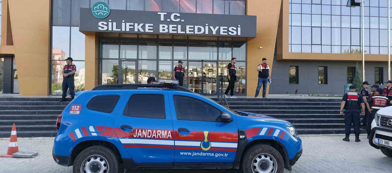 MERSİN'İN SİLİFKE İLÇESİNDE BELEDİYEYE YÖNELİK RÜŞVET, İHALEYE FESAT KARIŞTIRMA VE SUÇ ÖRGÜTÜ...