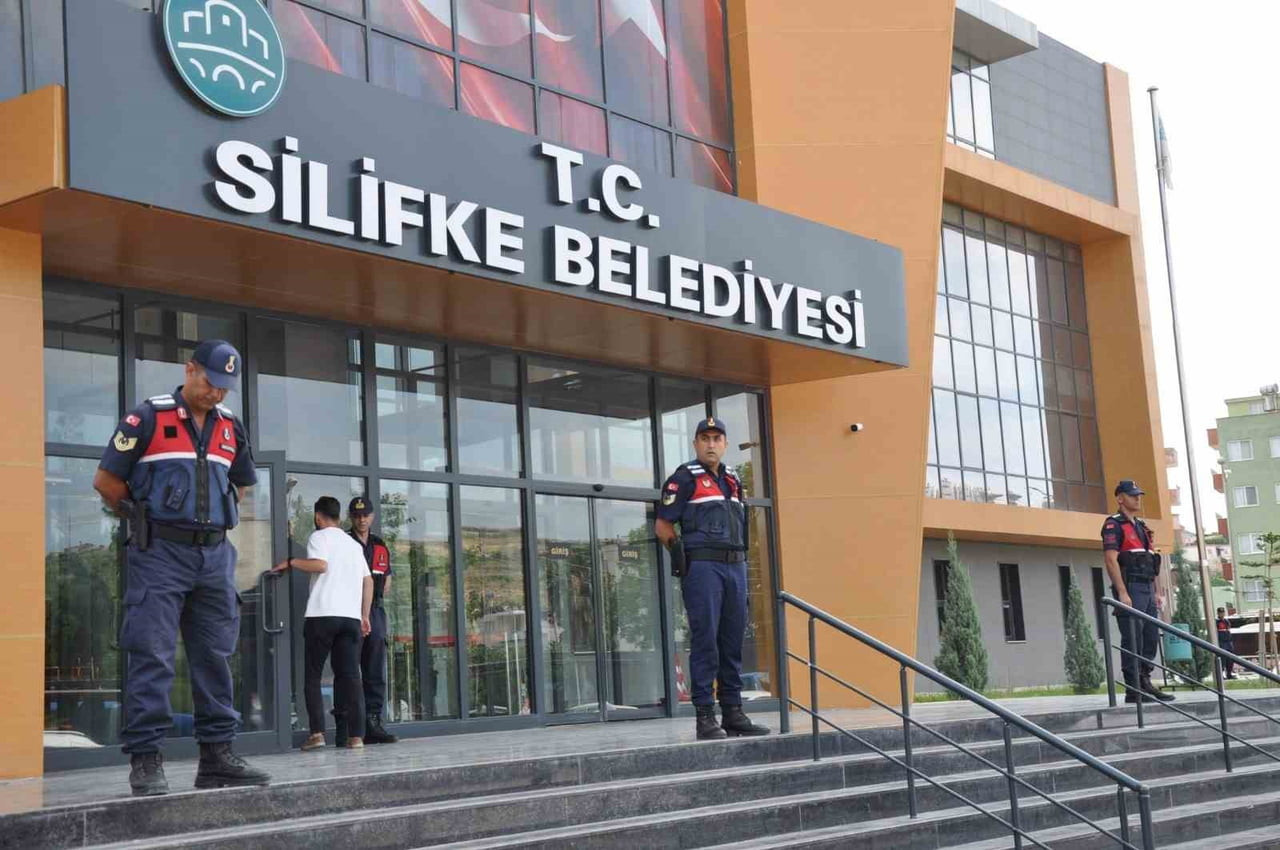 MERSİN'İN SİLİFKE İLÇESİNDE CHP'Lİ SİLİFKE BELEDİYESİNE YÖNELİK DÜZENLENEN OPERASYONDA BELEDİYE...