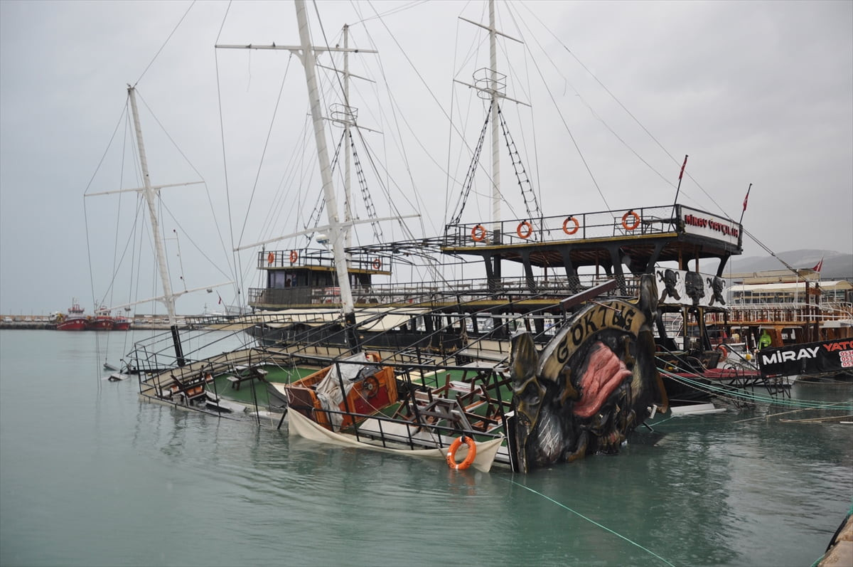 Mersin'in Silifke ilçesinde etkili olan fırtına nedeniyle bir tur teknesi battı, balık çiftliğinde...