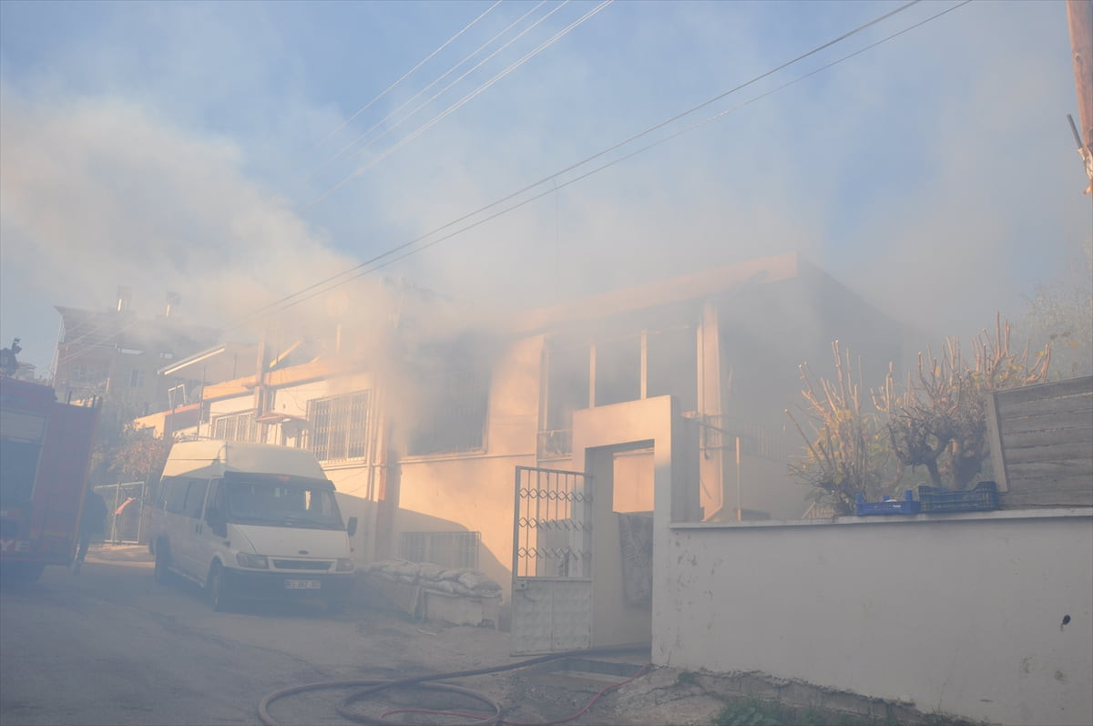 Mersin'in Silifke ilçesinde iki katlı müstakil evde çıkan yangında 2 çocuk hayatını kaybetti....